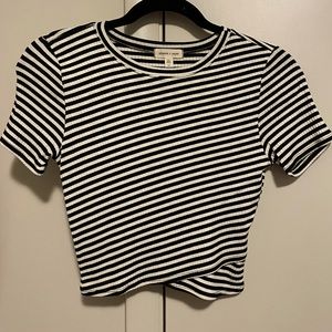 UO Cropped striped crop tee!